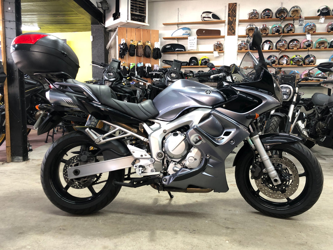 YAMAHA FZS 600