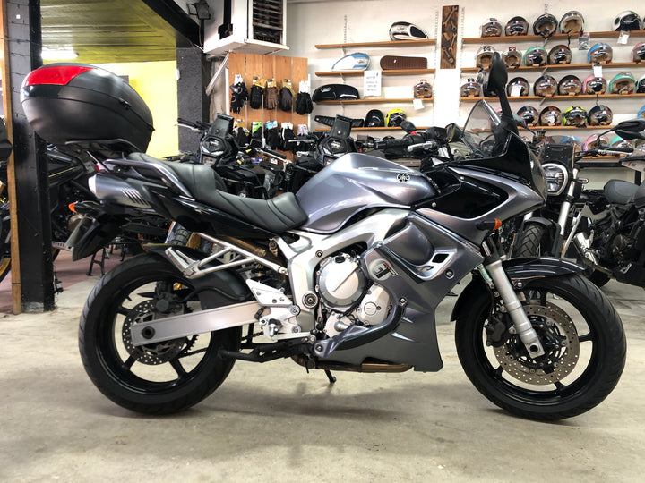 YAMAHA FZS 600