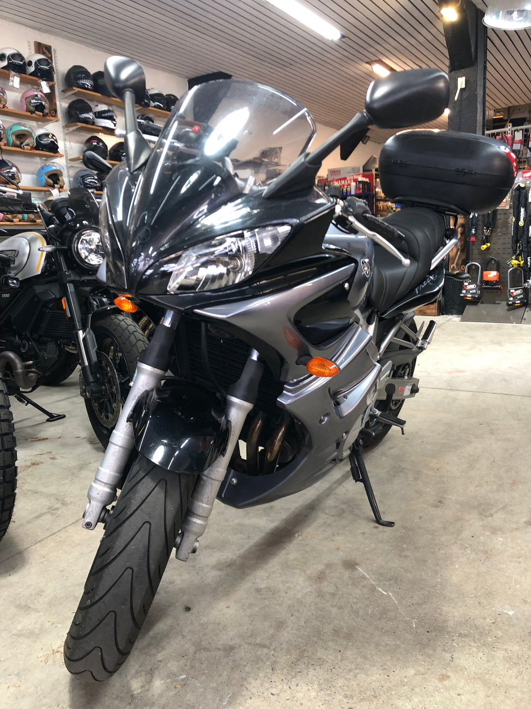 YAMAHA FZS 600